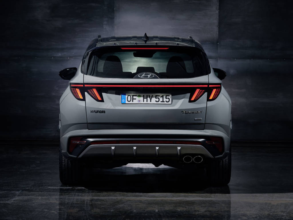 En la trasera se encuentran un nuevo spoiler y colas dobles.