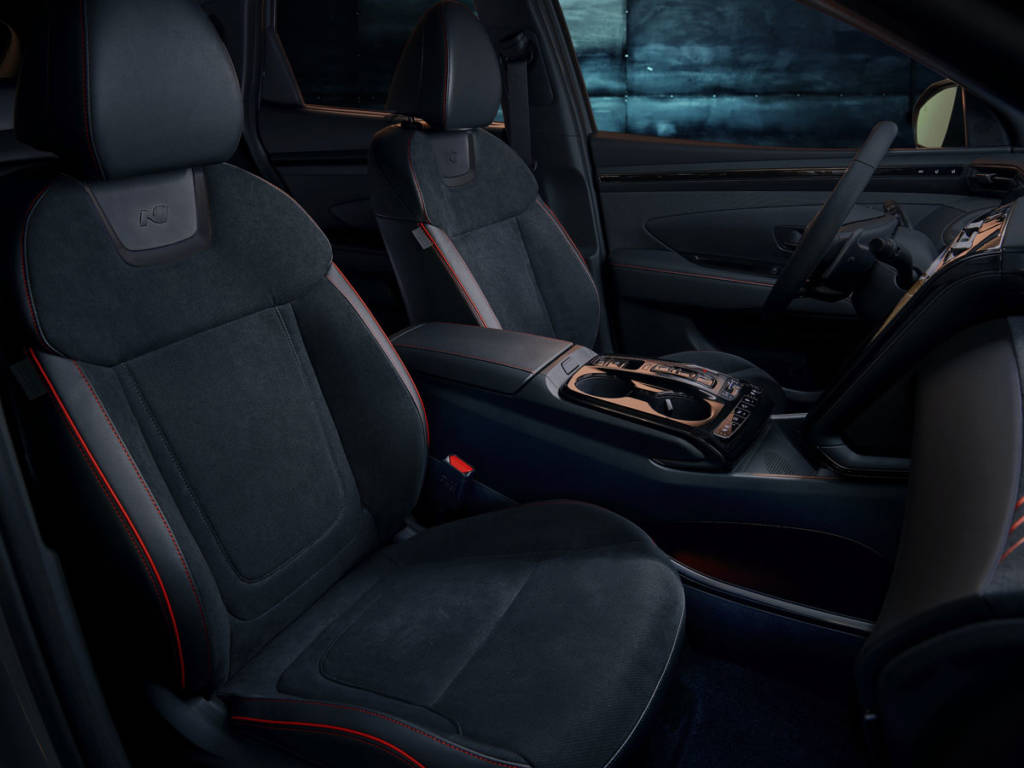 Los asientos delanteros son de nueva configuración, acabado deportivo y calefactables