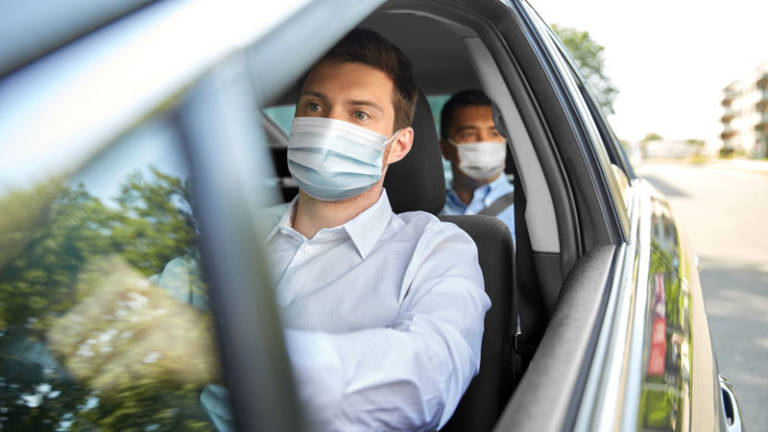 ¿Cuántas personas pueden viajar en un mismo coche? Así está la normativa por comunidades