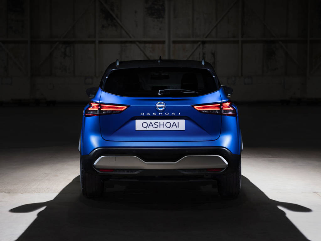 En la trasera el nombre del modelo aumenta su tamaño y se dispone en la zona central