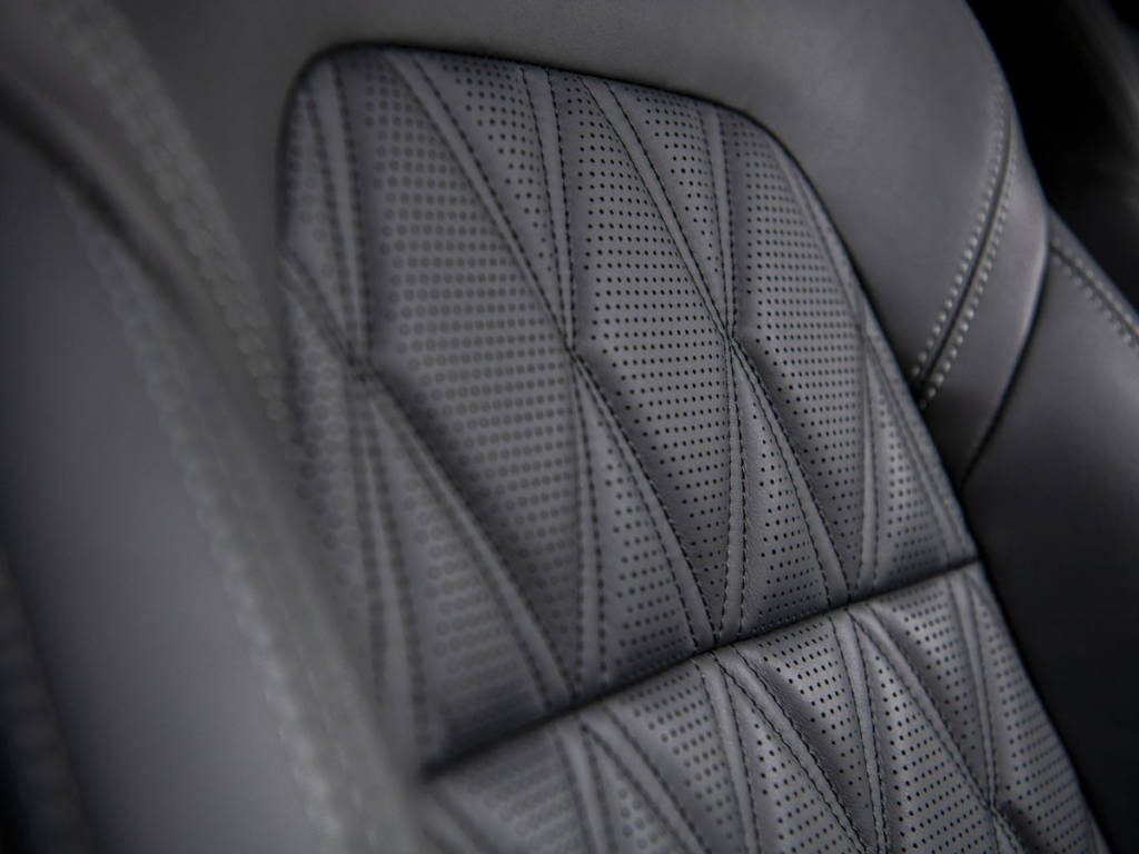 Nuevos materiales se disponen en habitáculo, entre ellos este cuero Nappa microperforado