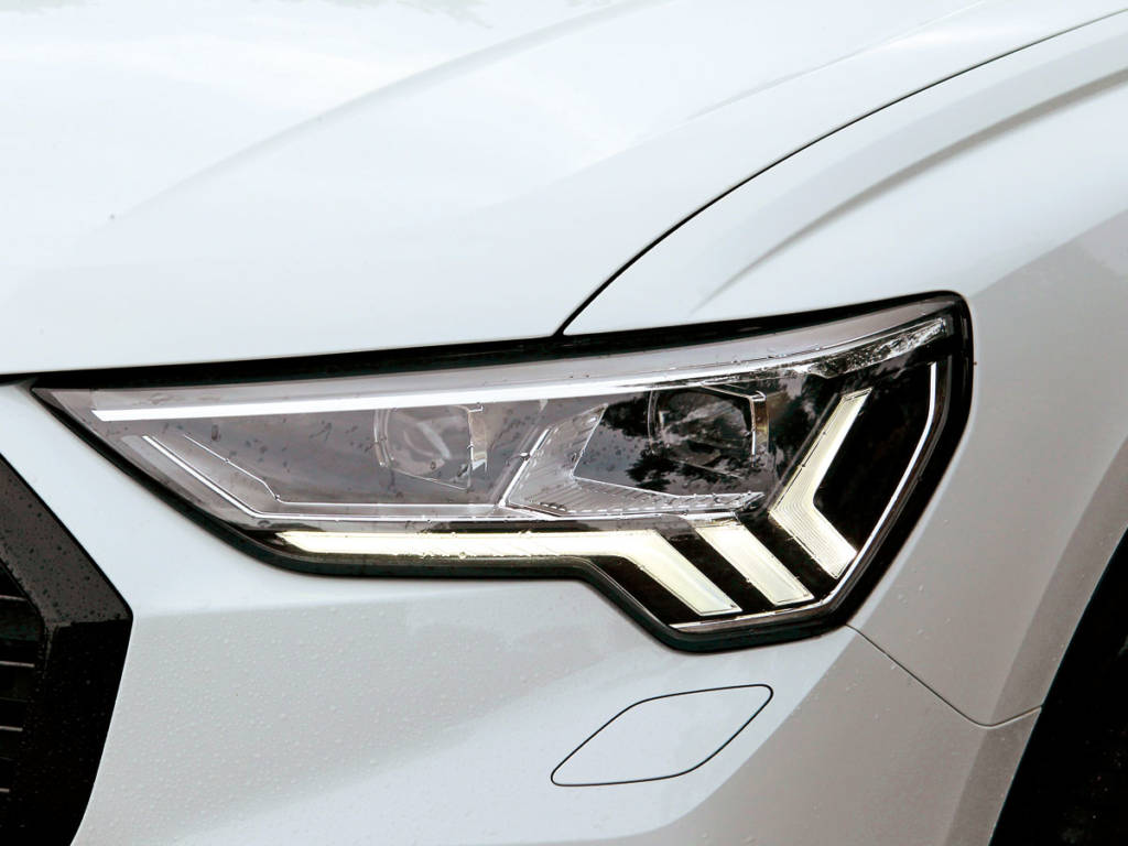 Detalle de los faros delanteros del Audi Q3 con la presencia de leds
