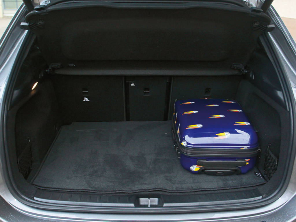 En este caso, el tamaño sí importa, el Son los tres SUV compactos del segmento premium de referencia Audi Q3, BMW X1 y Mercedes-Benz GLA se queda con solo 435 litros de maletero