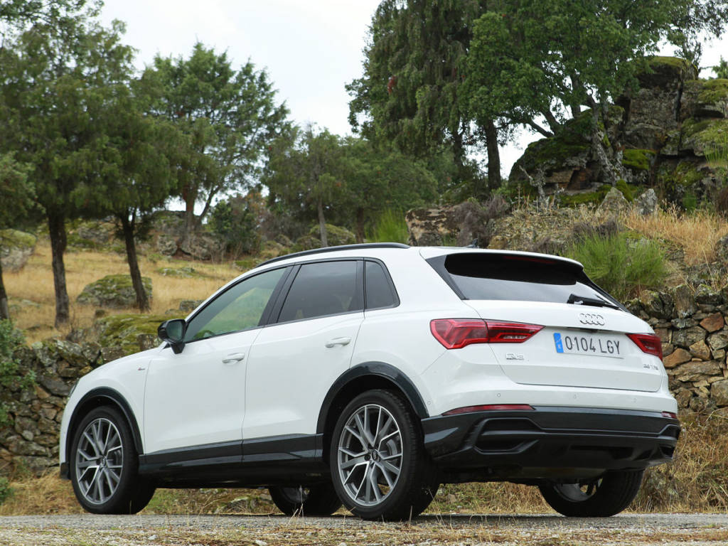 Vista tres cuartos trasera del Audi Q3