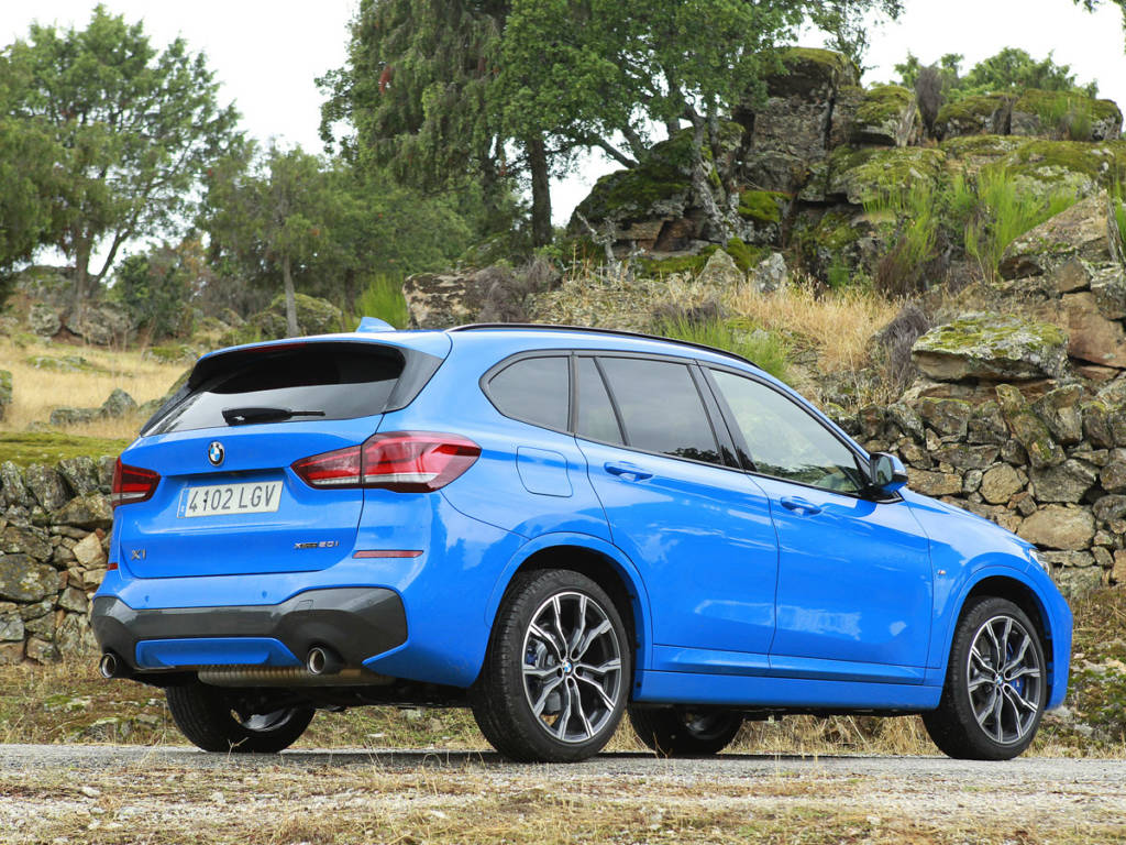 Vista tres cuartos trasera del BMW X1