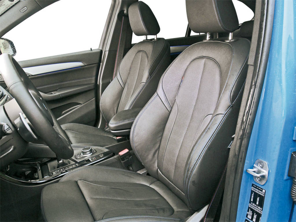 Los asientos delanteros del BMW X1 muestran comodidad y deportividad