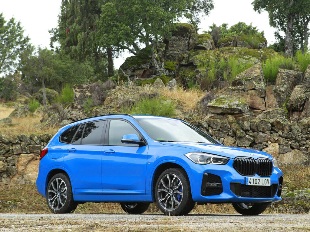 Vista tres cuartos delantera del BMW X1