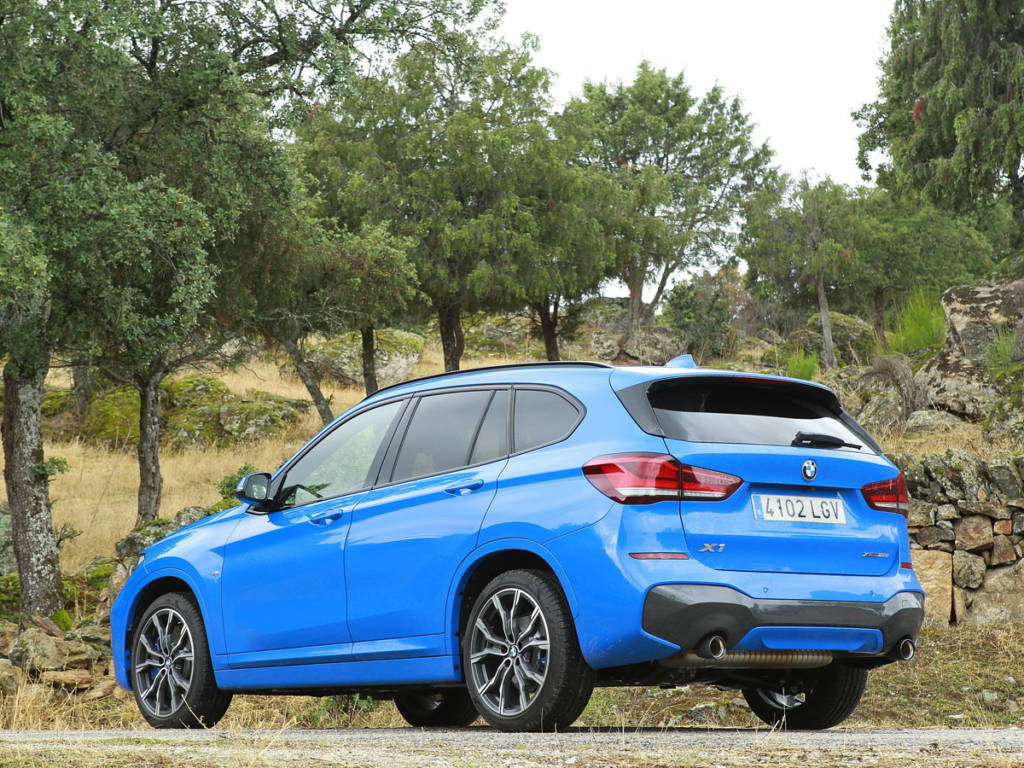 Vista tres cuartos trasera del BMW X1