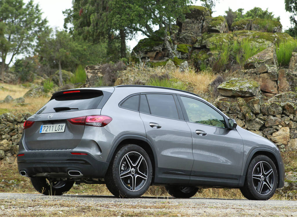 Vista tres cuartos trasera del Mercedes-Benz GLA