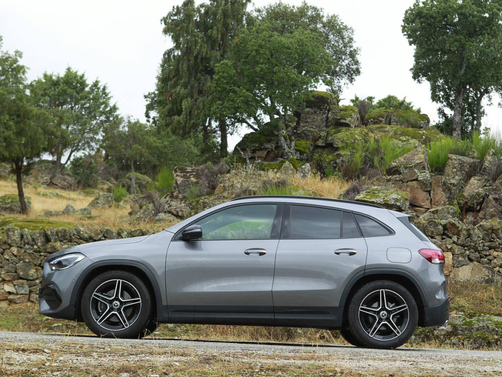 Vista lateral del Mercedes-Benz GLA