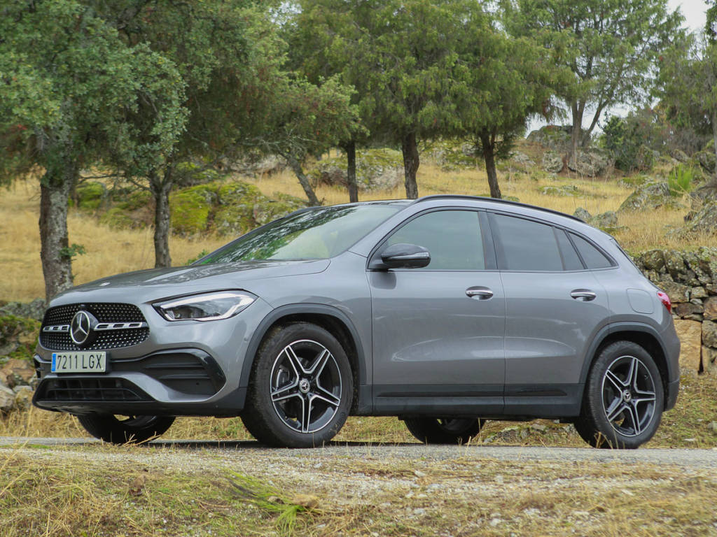 Vista tres cuartos frontal del Mercedes-Benz GLA