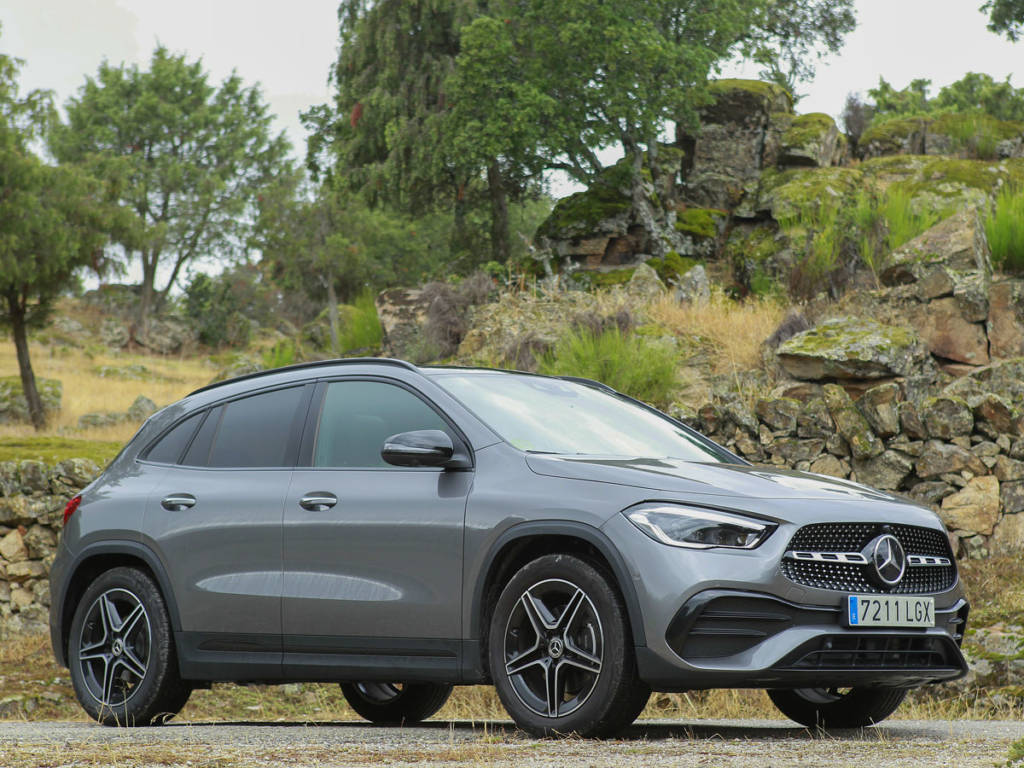 Vista tres cuartos frontal del Mercedes-Benz GLA
