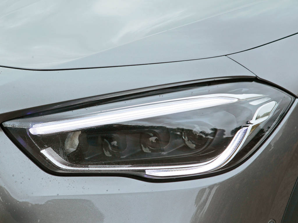 Detalle de los faros del Mercedes-Benz GLA