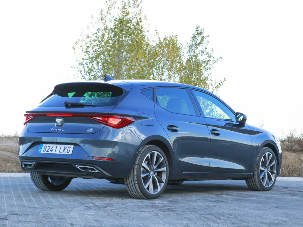 Vista tres cuartos trasera del SEAT León e-Hybrid