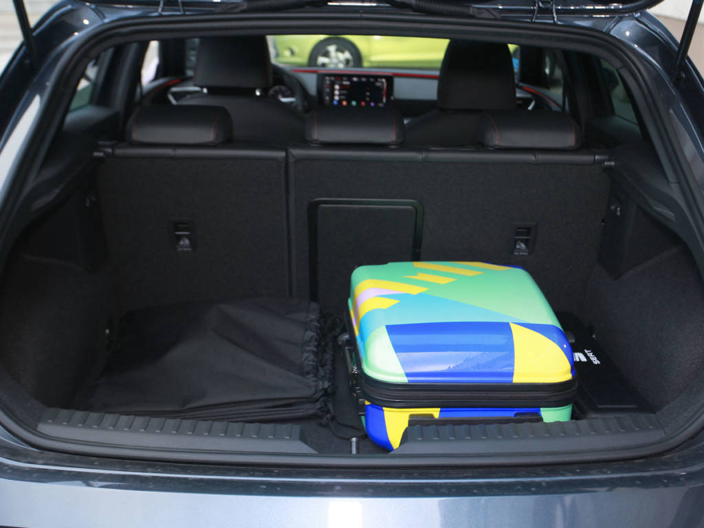 La mecánica híbrida enchufable pasa factura en el maletero, solo cuenta con 270 litros.