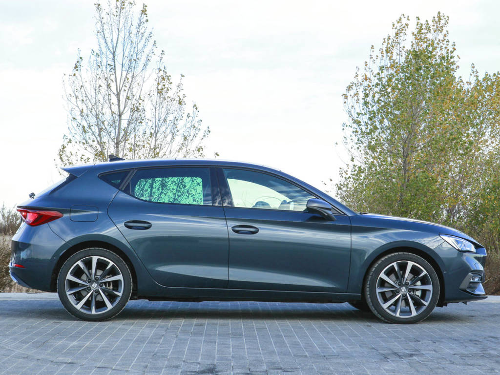 Visión lateral del SEAT León e-Hybrid