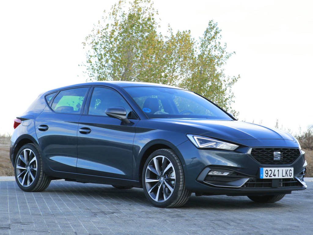 Vista delantera tres cuartos del SEAT León e-Hybrid