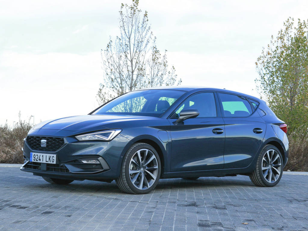 Vista delantera tres cuartos del SEAT León e-Hybrid