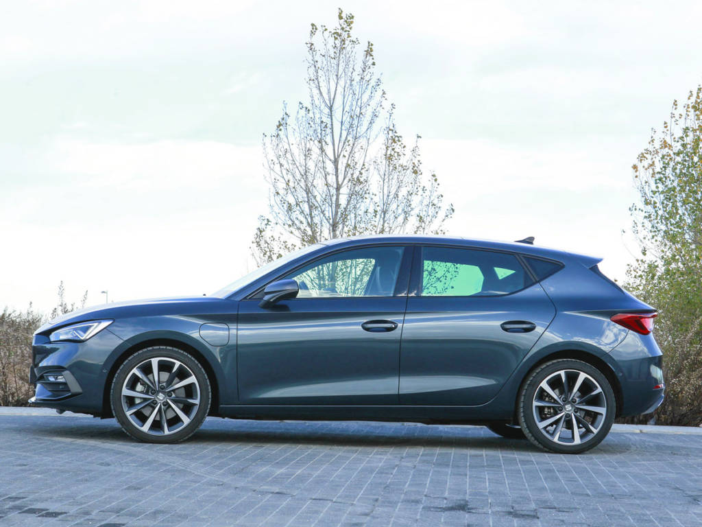 Vista lateral del SEAT León e-Hybrid