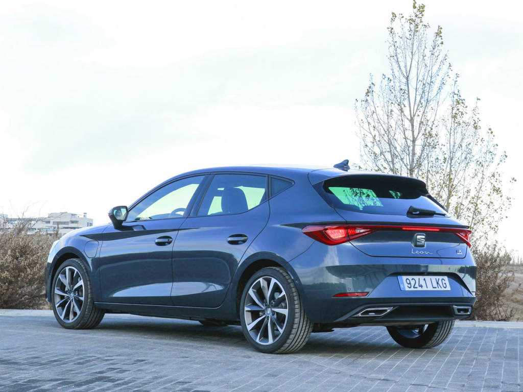 Vista trasera tres cuartos del SEAT León e-Hybrid