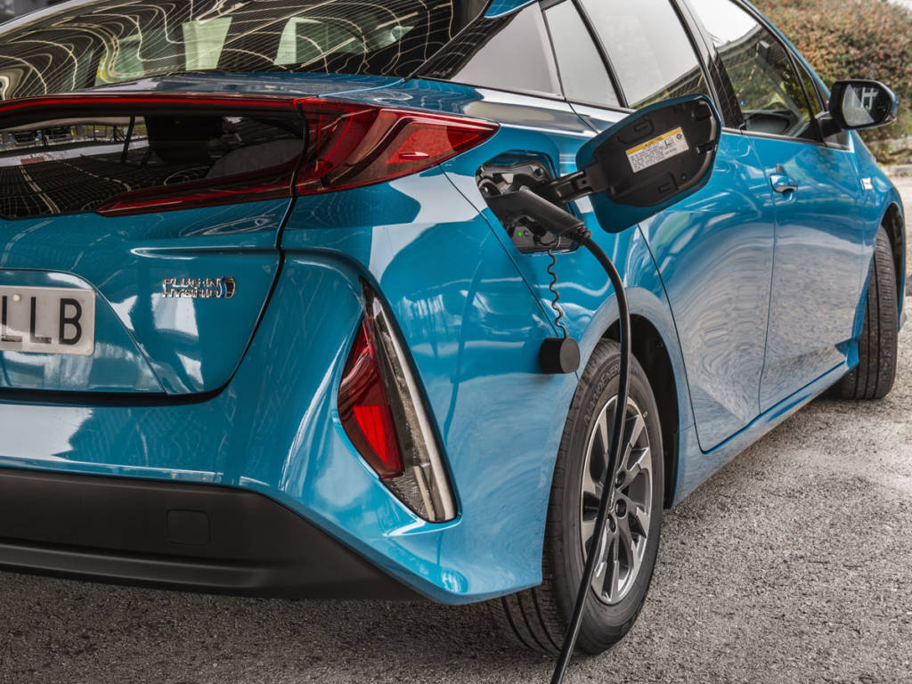 El boquerel de carga eléctrica se sitúa a la derech en el Toyota Prius plug-in 2021. El del depósito de combustible en el izquierdo.