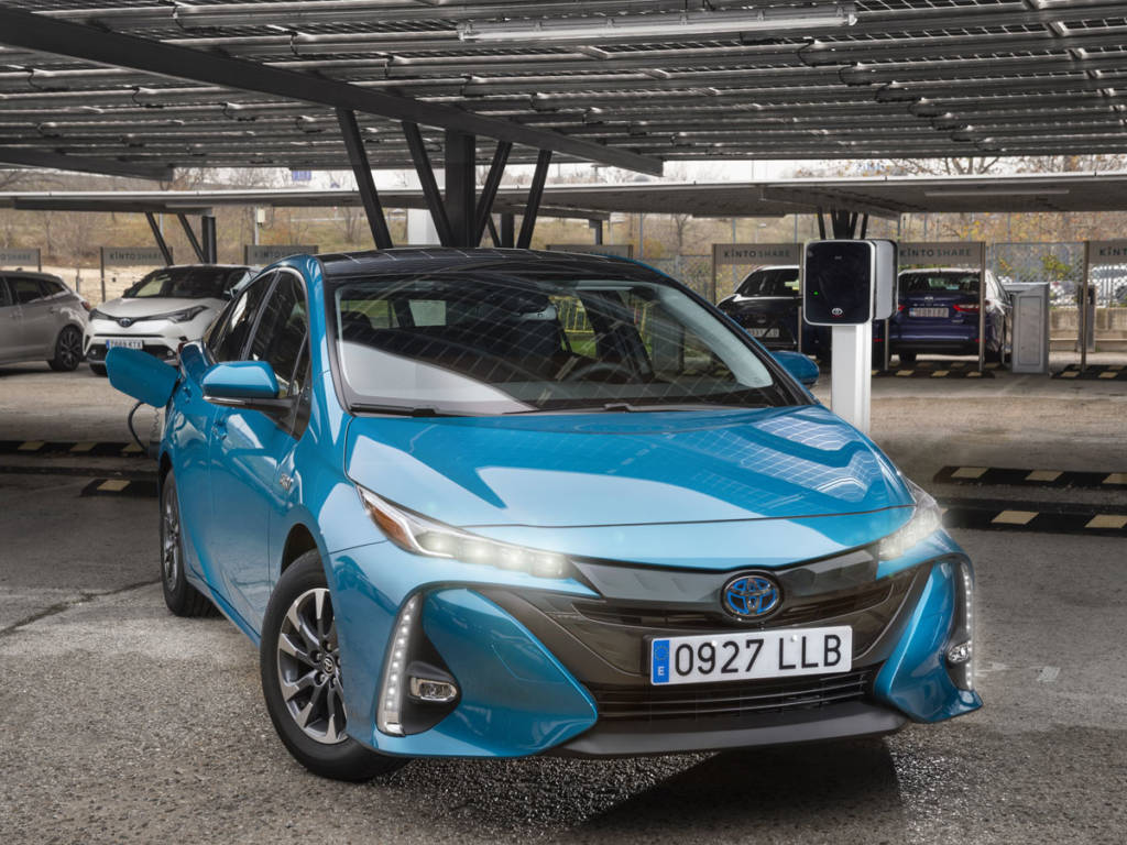 El Toyota Prius plug-in 2021 estrena imagen, más afilada y estudiada que la de su predecesor.