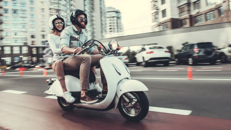 La DGT plantea la obligación de hacer un curso de aptitudes para manejar una moto con carné de coche