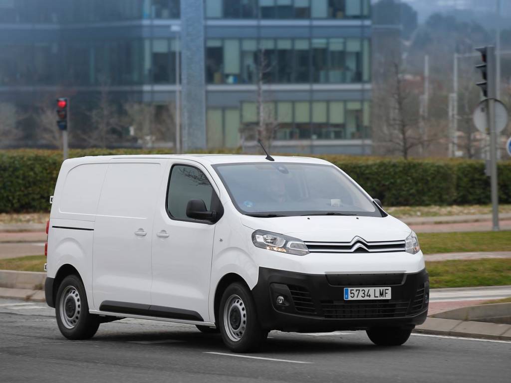 Citroën ë-Jumpy eléctrica forntal en blanco