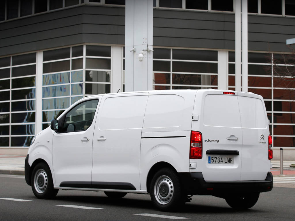 Citroën ë-Jumpy eléctrica trasera en blanco
