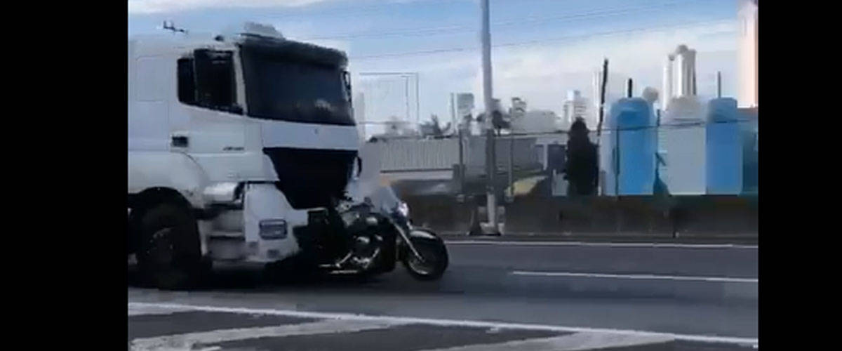 Viaja 30 km colgado de la ventanilla del camión que lo atropelló y mató a su esposa