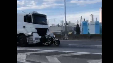 Viaja 30 km colgado de la ventanilla del camión que lo atropelló y mató a su esposa