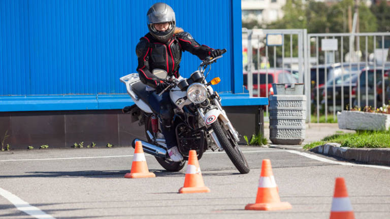 Así ha cambiado el reglamento para el examen del carné de moto A2