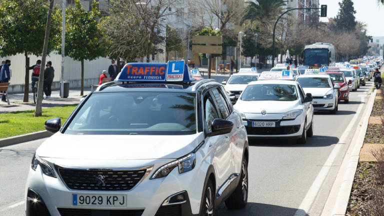 El Gobierno convocatoria de 35 plazas para examinador del carné de conducir interino