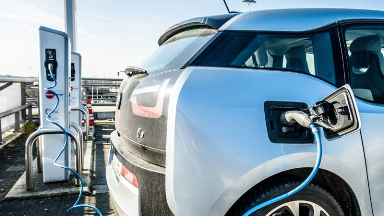 Los parking de Madrid deberán tener al menos un punto de carga de coches eléctricos en 2023