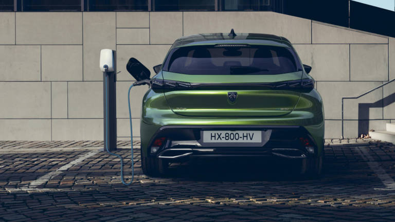 Aparece con dos opciones híbridas enchufables,