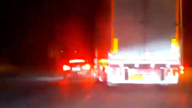 El pique entre un camión y un Tesla en un polígono que pudo haber terminado muy mal