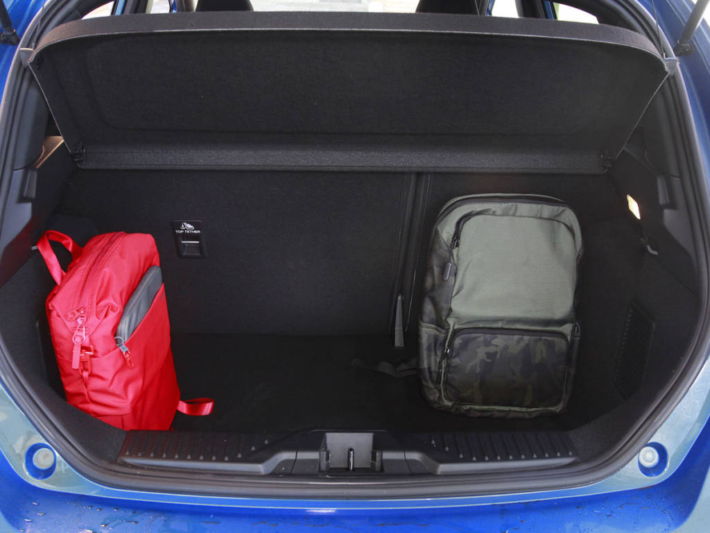 Vista del maletero que cubica  303 litros