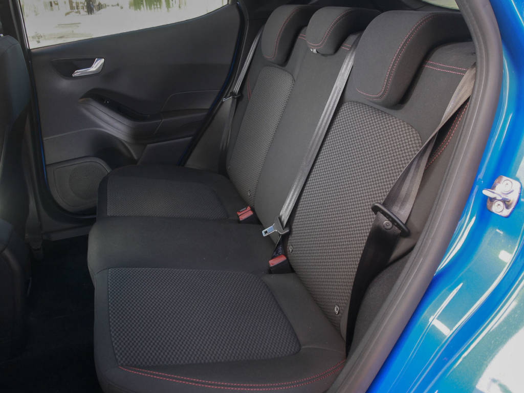 Vista de los asientos traseros del Ford Fiesta