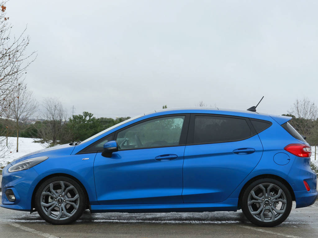 Vista lateral del Ford Fiesta