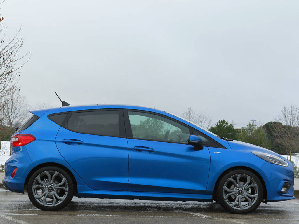 Vista lateral del Ford Fiesta