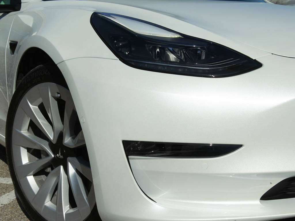 Detalle de los faros con led integrados