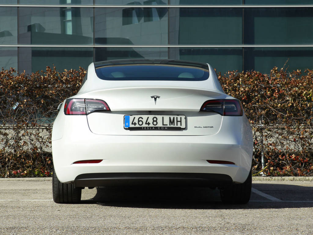Vista trasera del Tesla Model 3