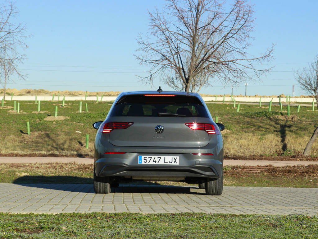 Vista trasera del Volkswagen Golf 2021