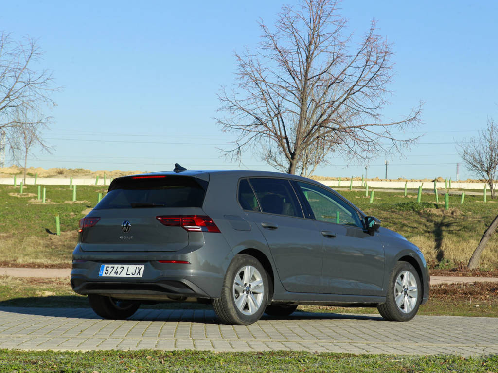 Vista tres cuartos trasera del Volkswagen Golf 2021