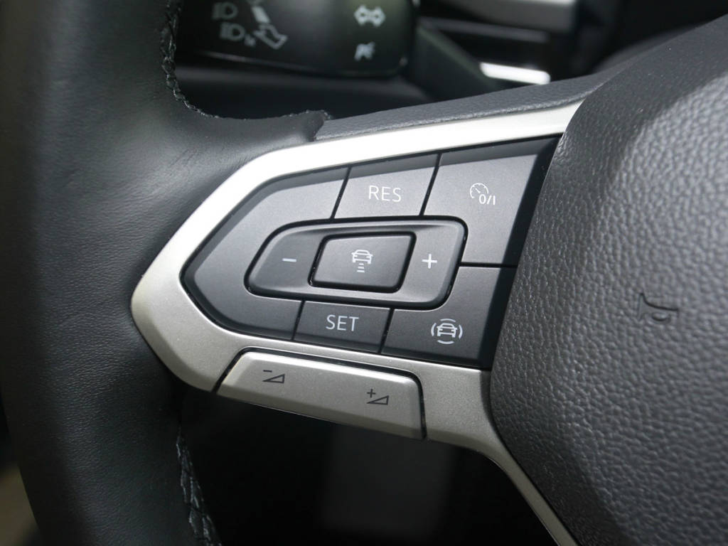 Detalle de la parte derecha del volante multifunción