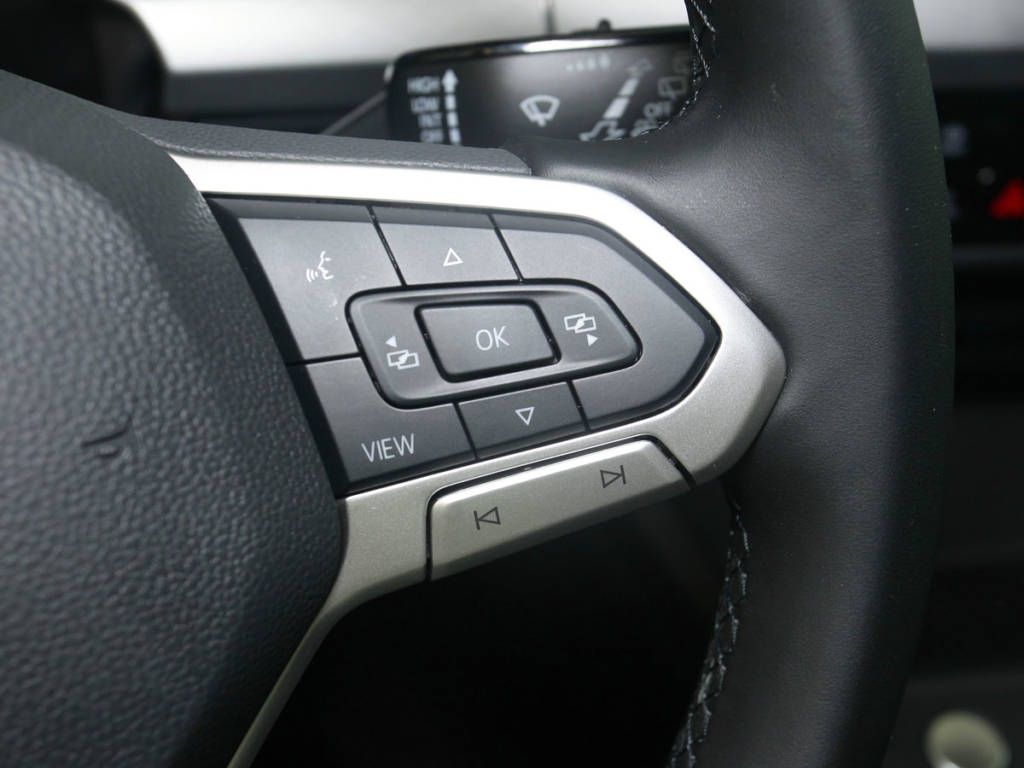 Detalle de la parte derecha del volante multifunción