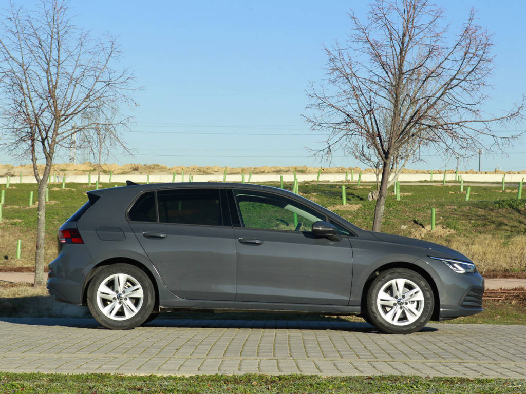 Vista lateral del Volkswagen Golf 2021