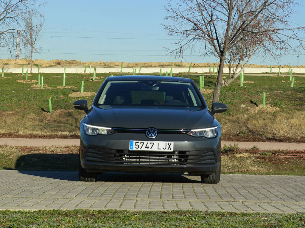 Vista frontal del Volkswagen Golf 2021