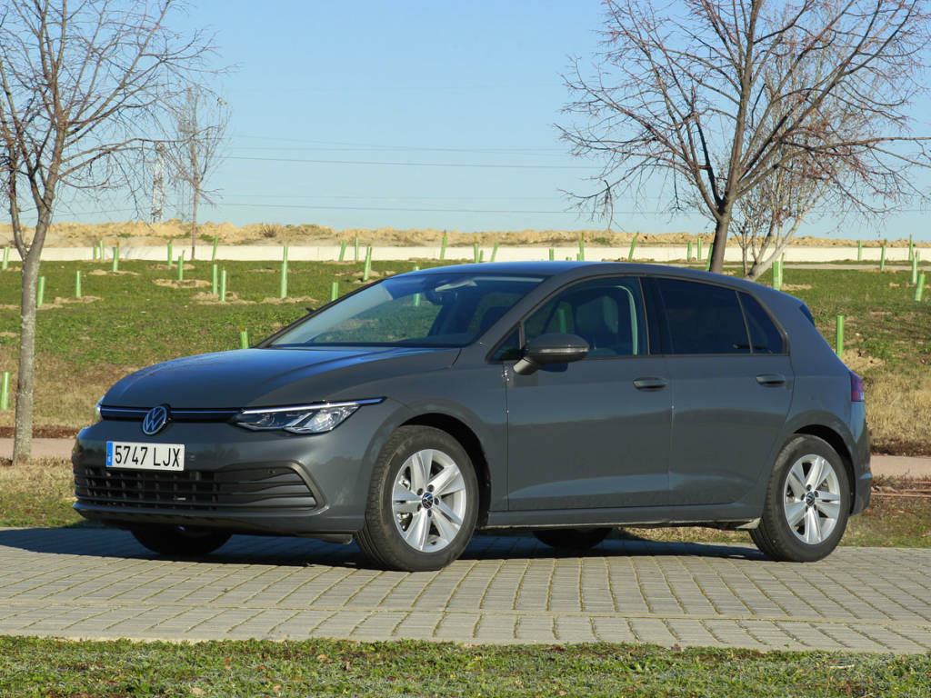 Vista tres cuartos delantera del Volkswagen Golf 2021