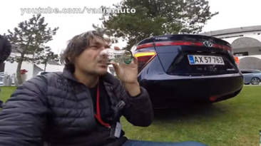 Bebe agua creado en el escape de un coche con pila de combustible